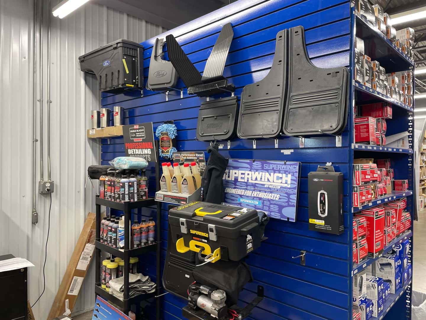 Loja de autopeças com display profissional de produtos