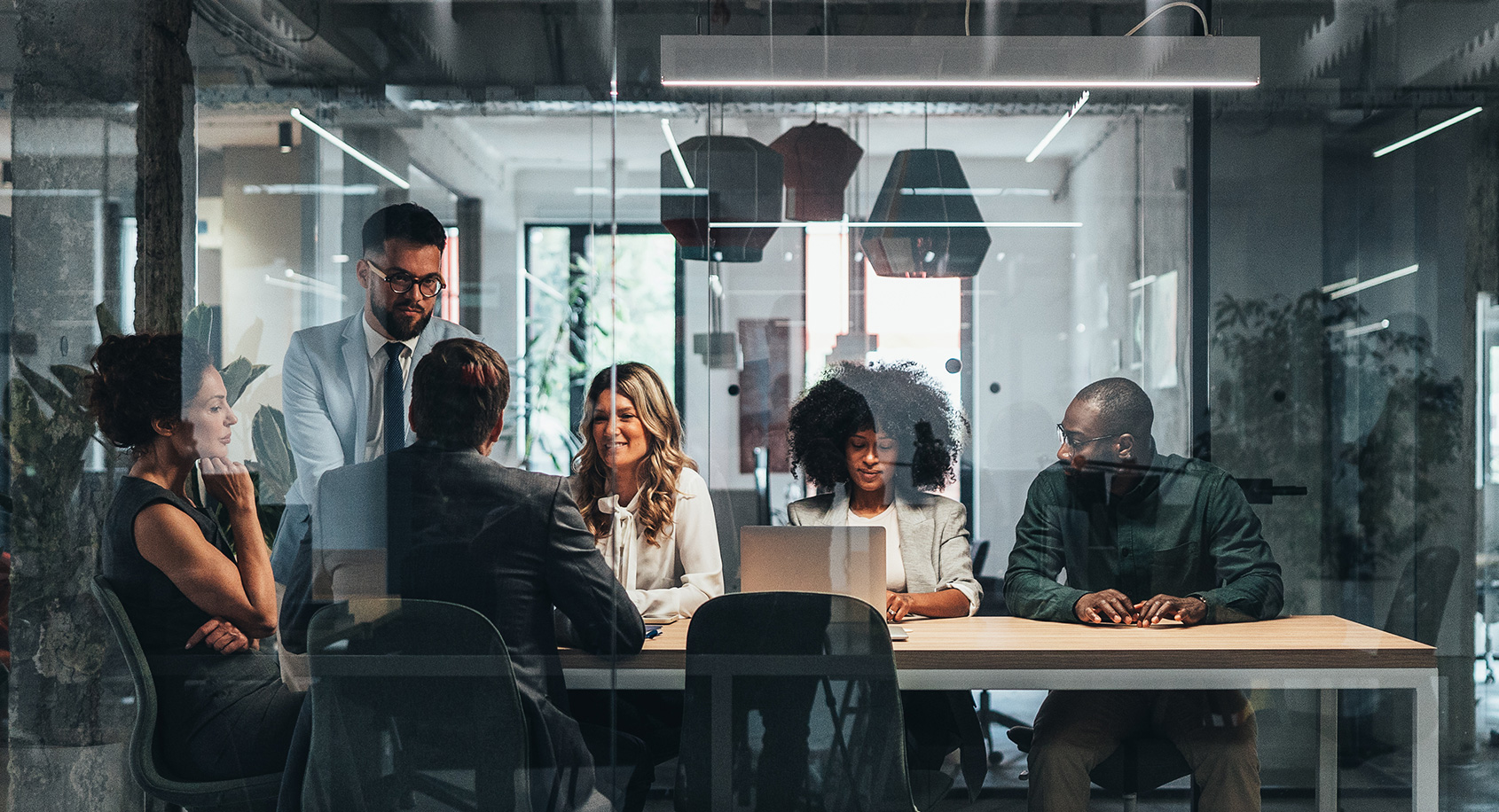 Equipe de consultores analisando dados tributários em reunião estratégica